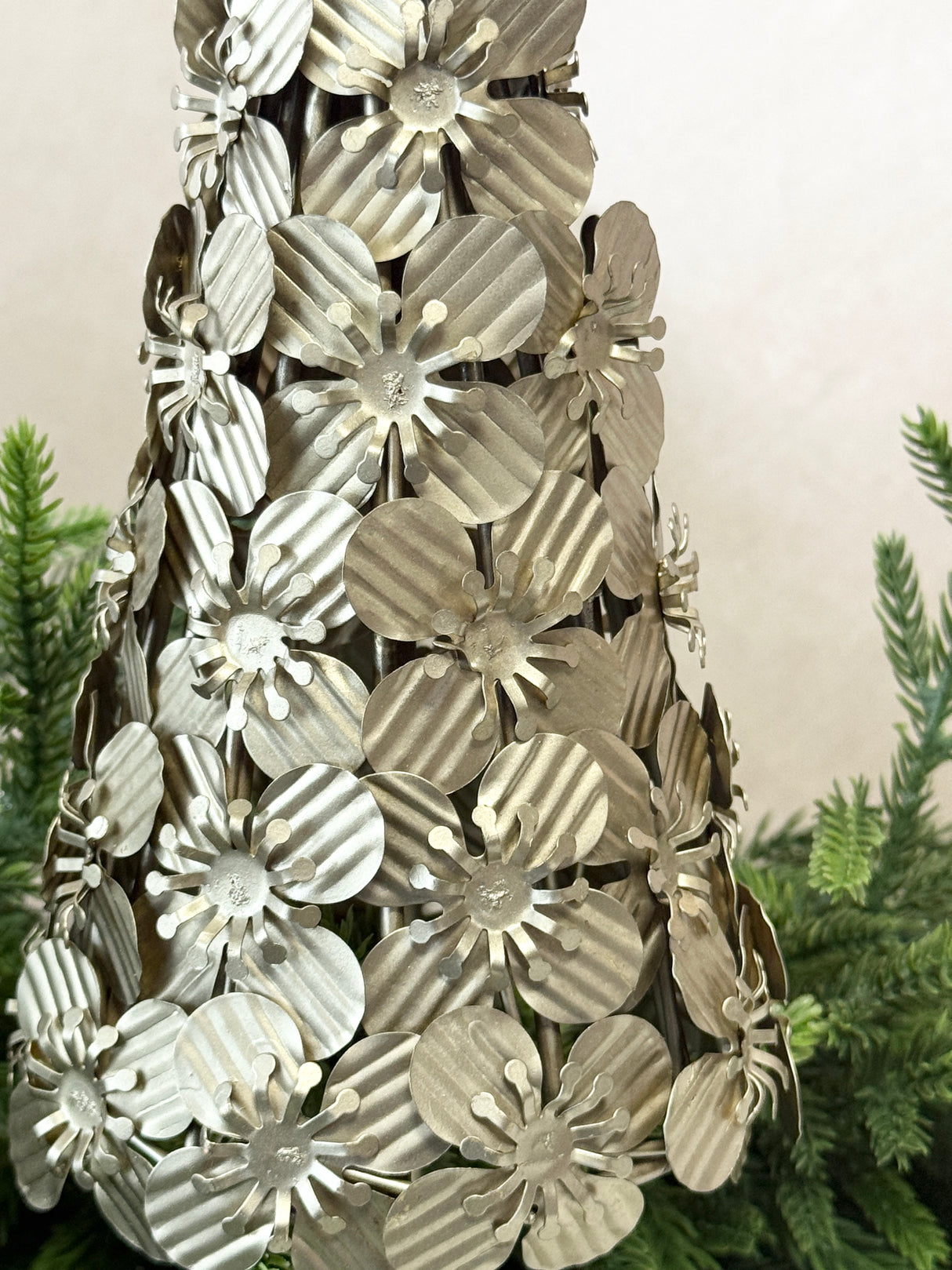 Metal Flowers Christmas Tree with Star