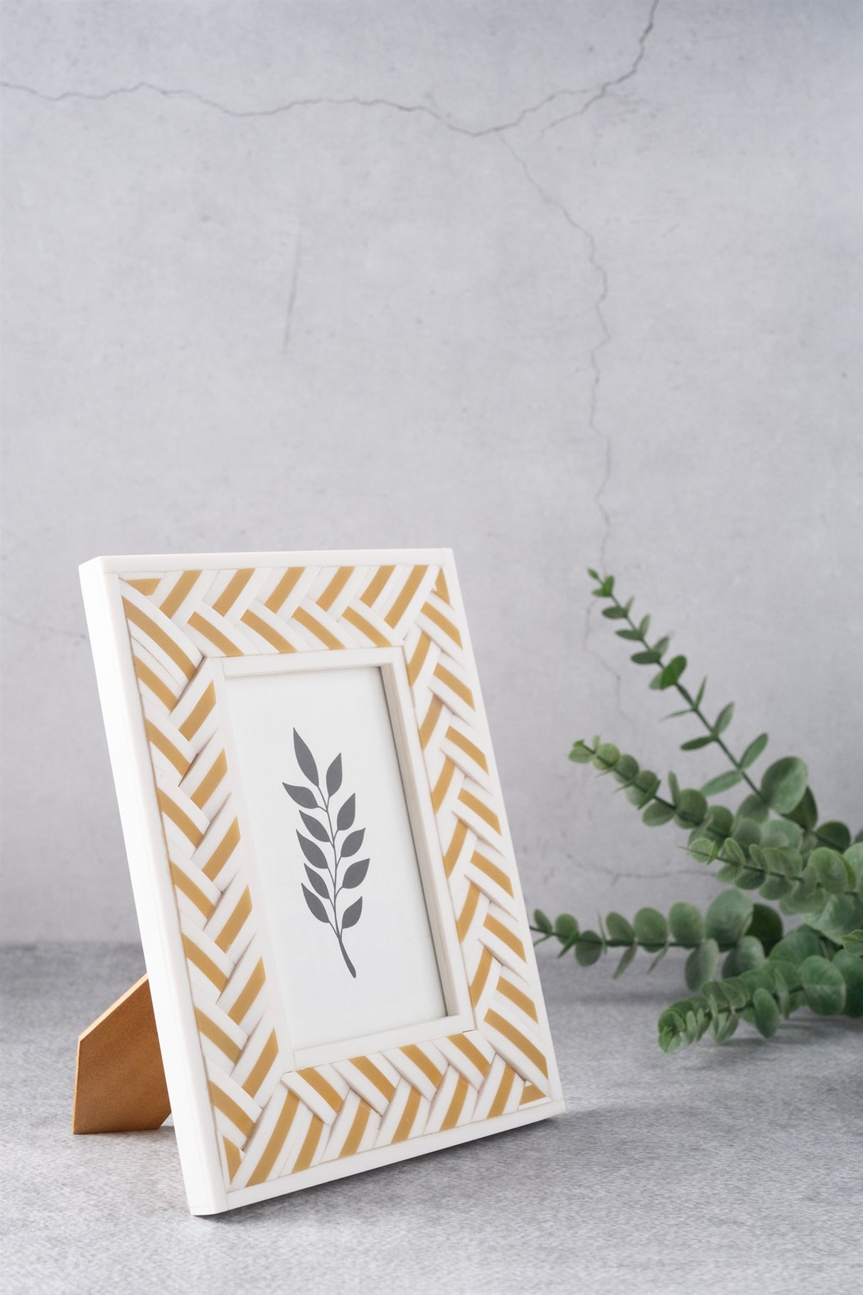 5x7” White Resin Criss Cross Picture Frame