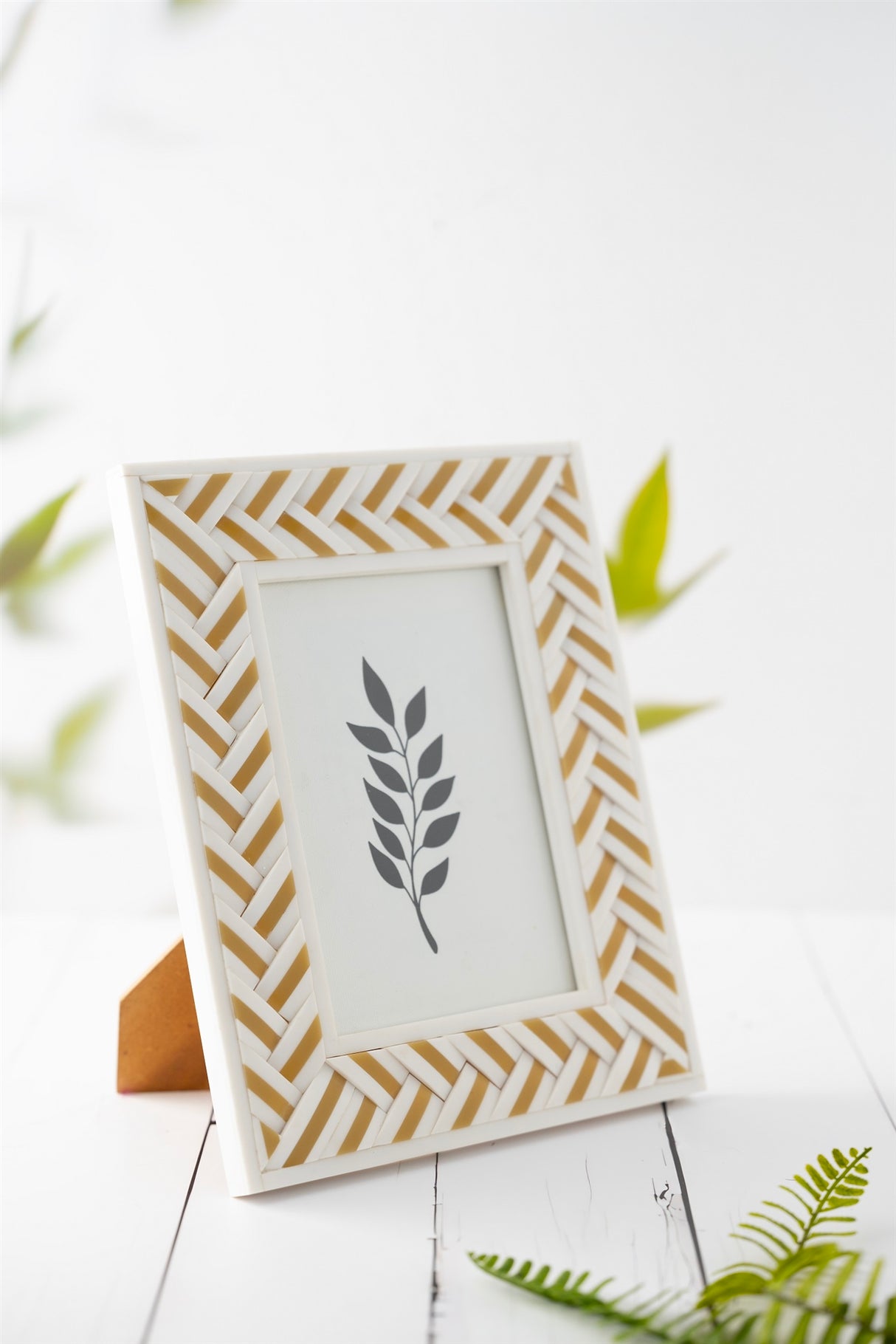 5x7” White Resin Criss Cross Picture Frame