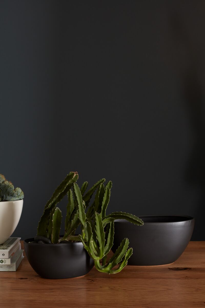 Black Metta Boat Planter -2 Sizes