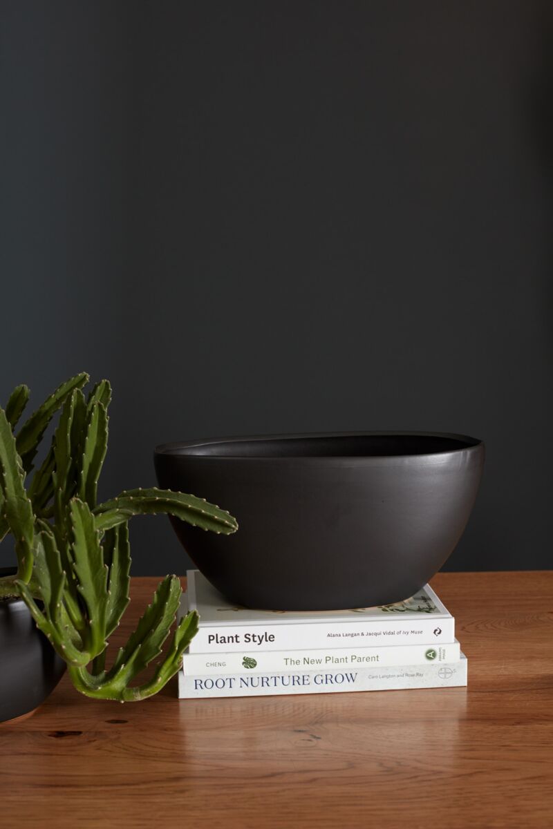 Black Metta Boat Planter -2 Sizes