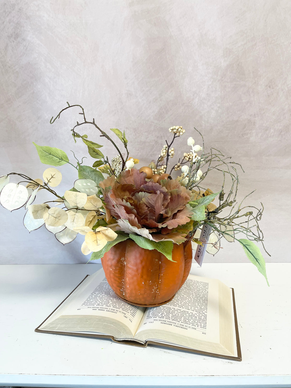 18" Hello Cutie Centerpiece