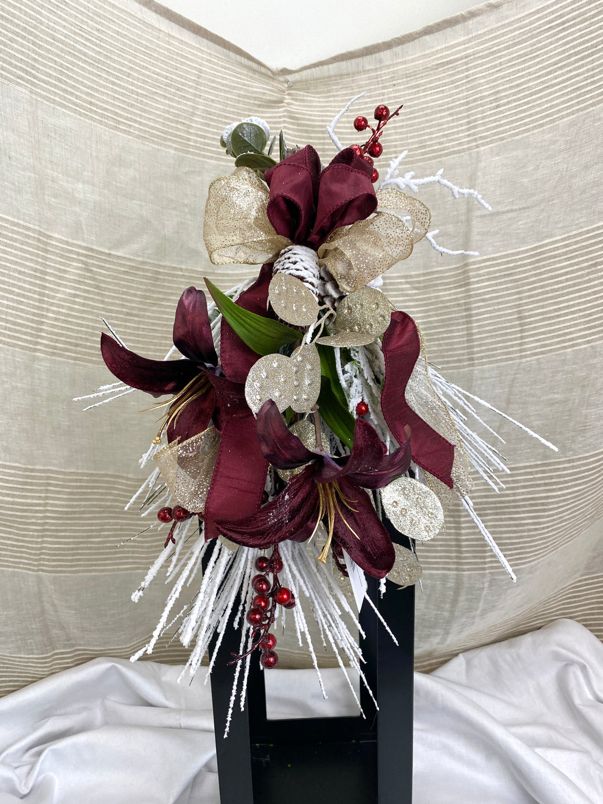 21" Winter Lily Lantern Swag