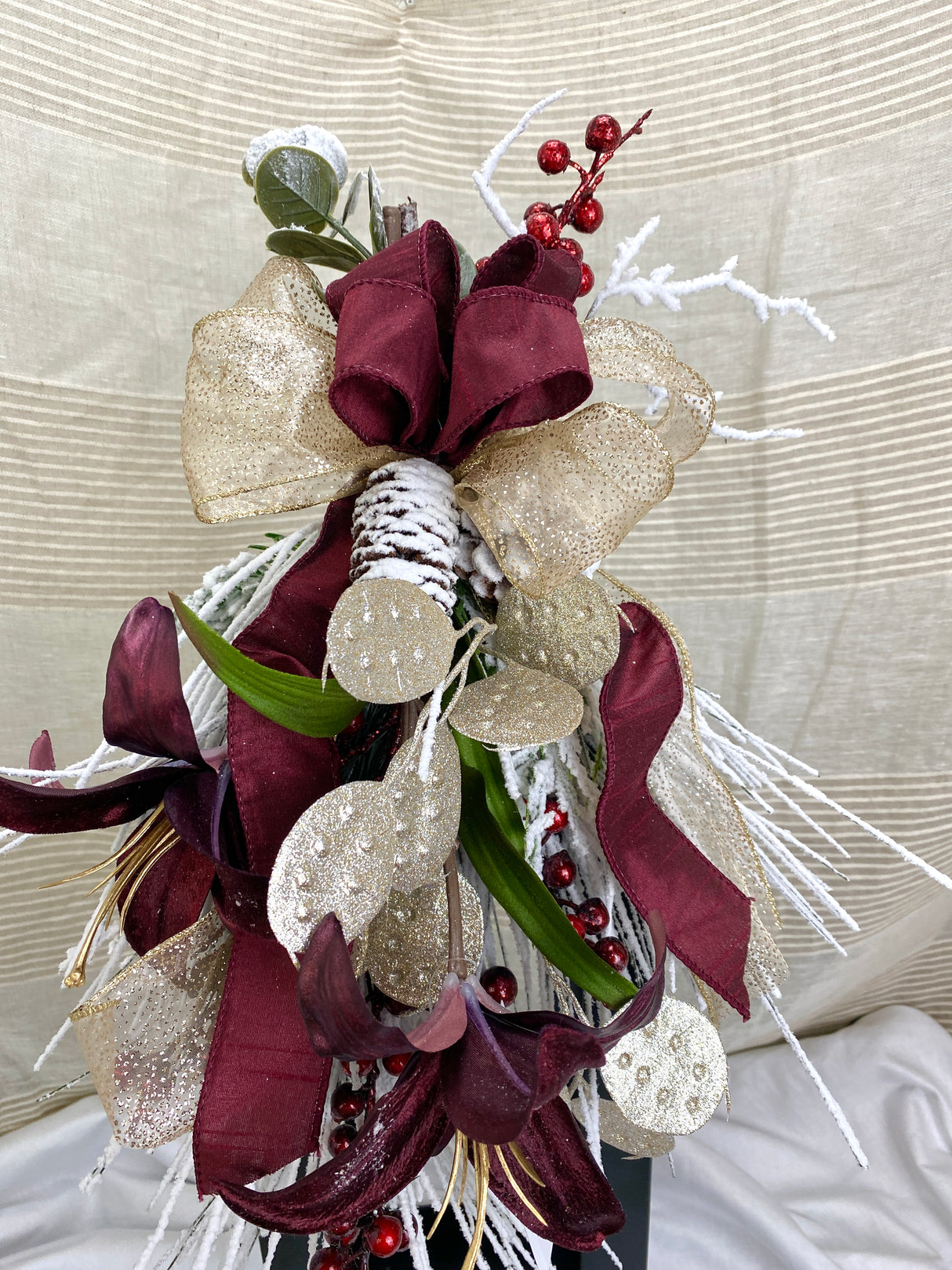 21" Winter Lily Lantern Swag