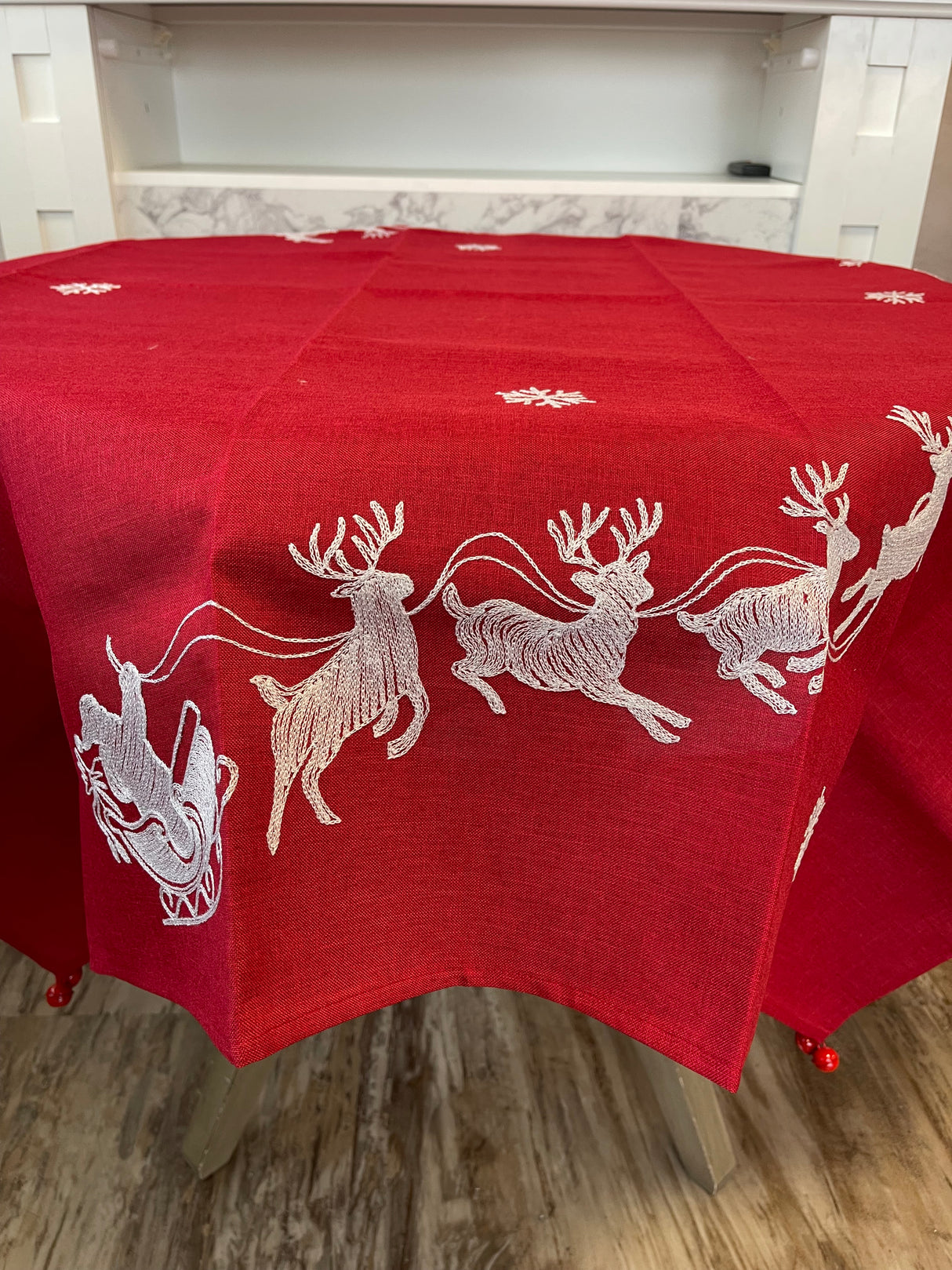 Santas Sleigh Table Throw