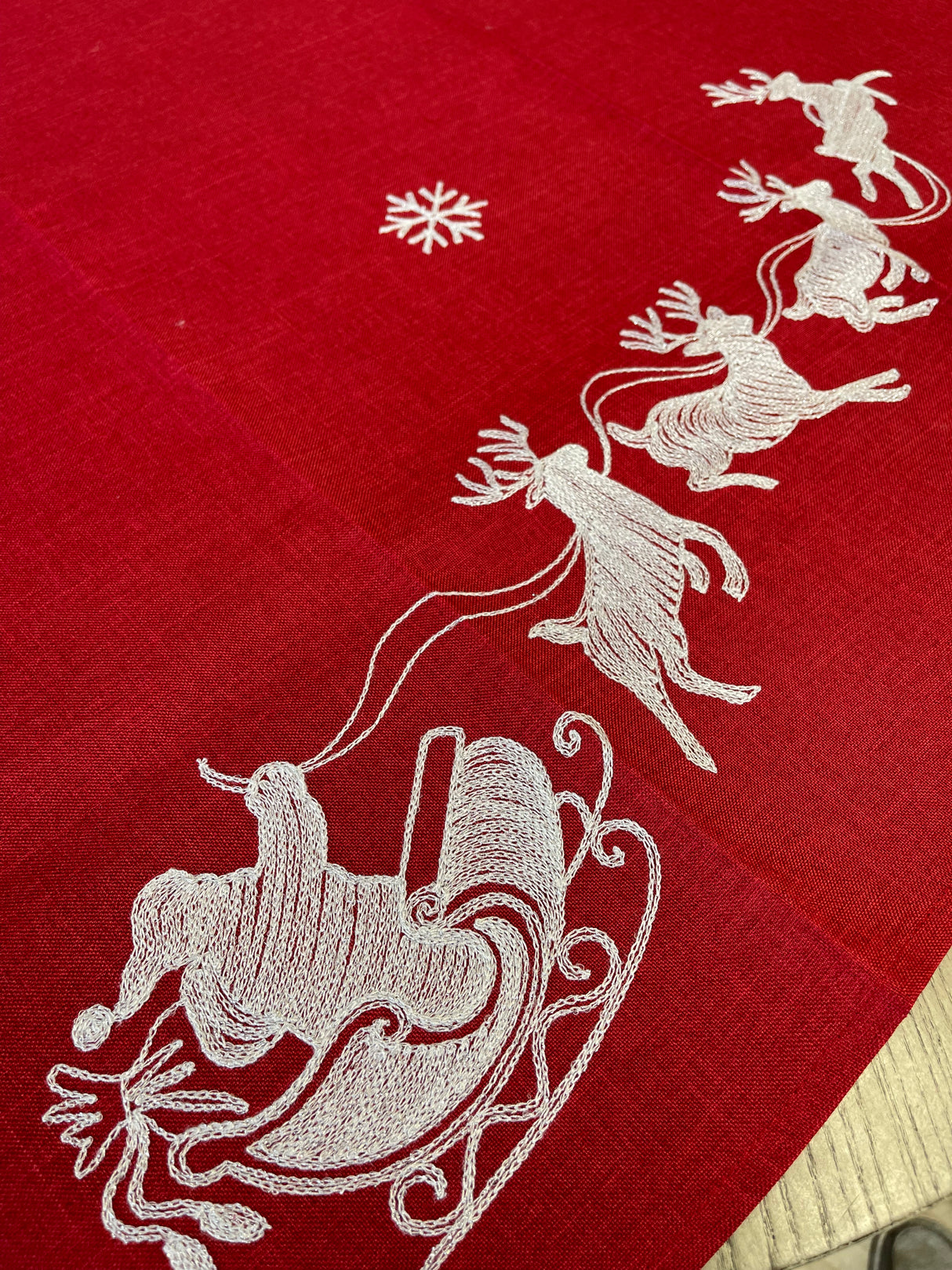 Santas Sleigh Table Throw