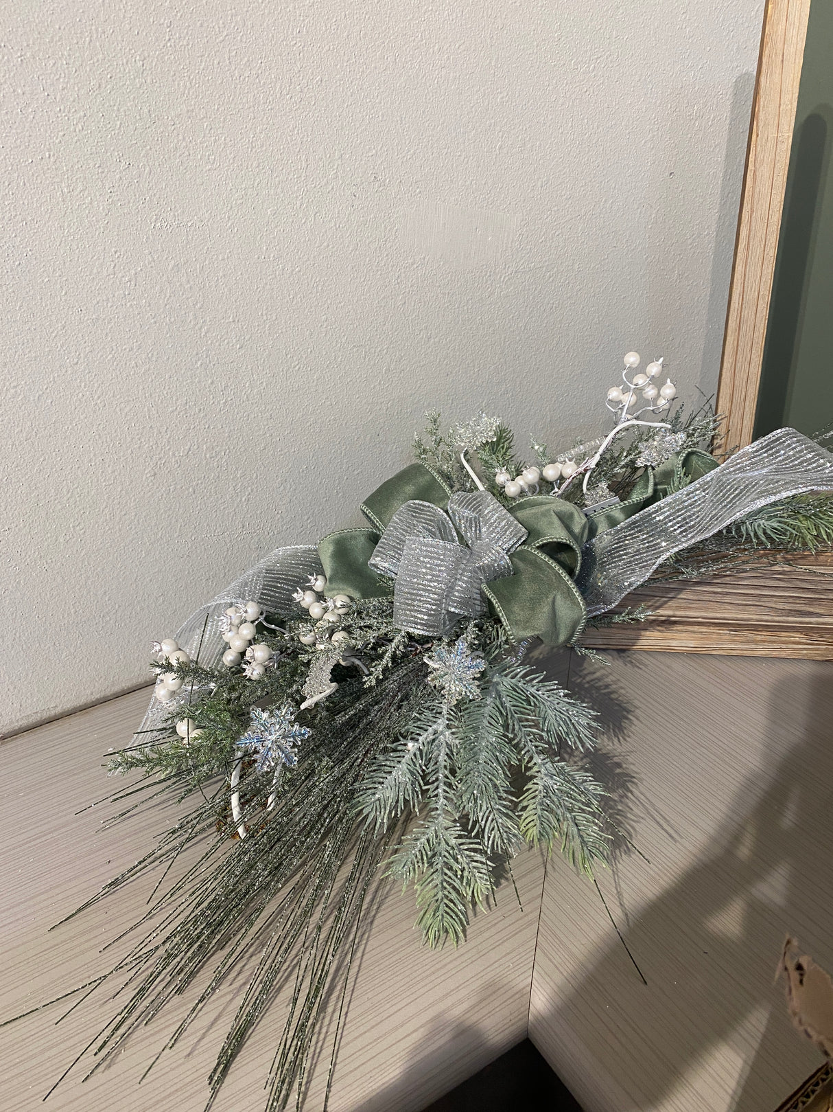 28" Frosty Greens Swag